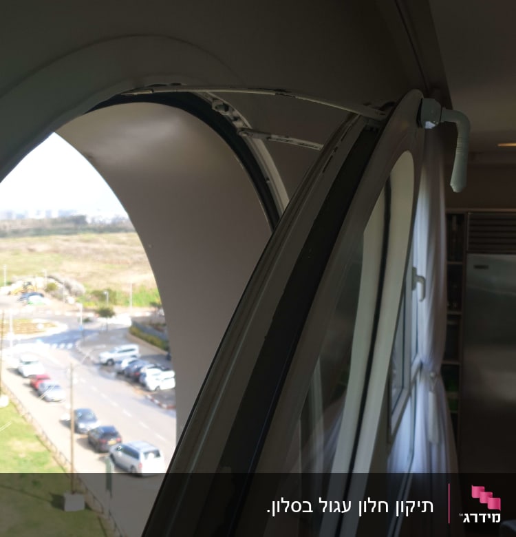 חלון פתוח עם תריסים מעוגלים